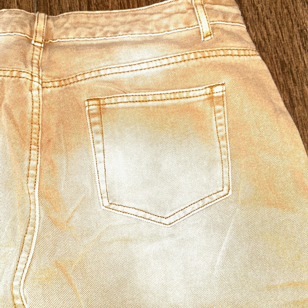 Distressed Tan Women cropped Jeans - Picture 4 of 5